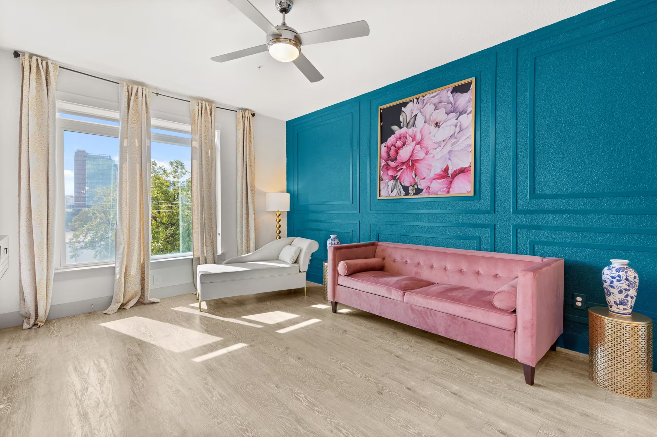 Mamita Lola interior photograph 3